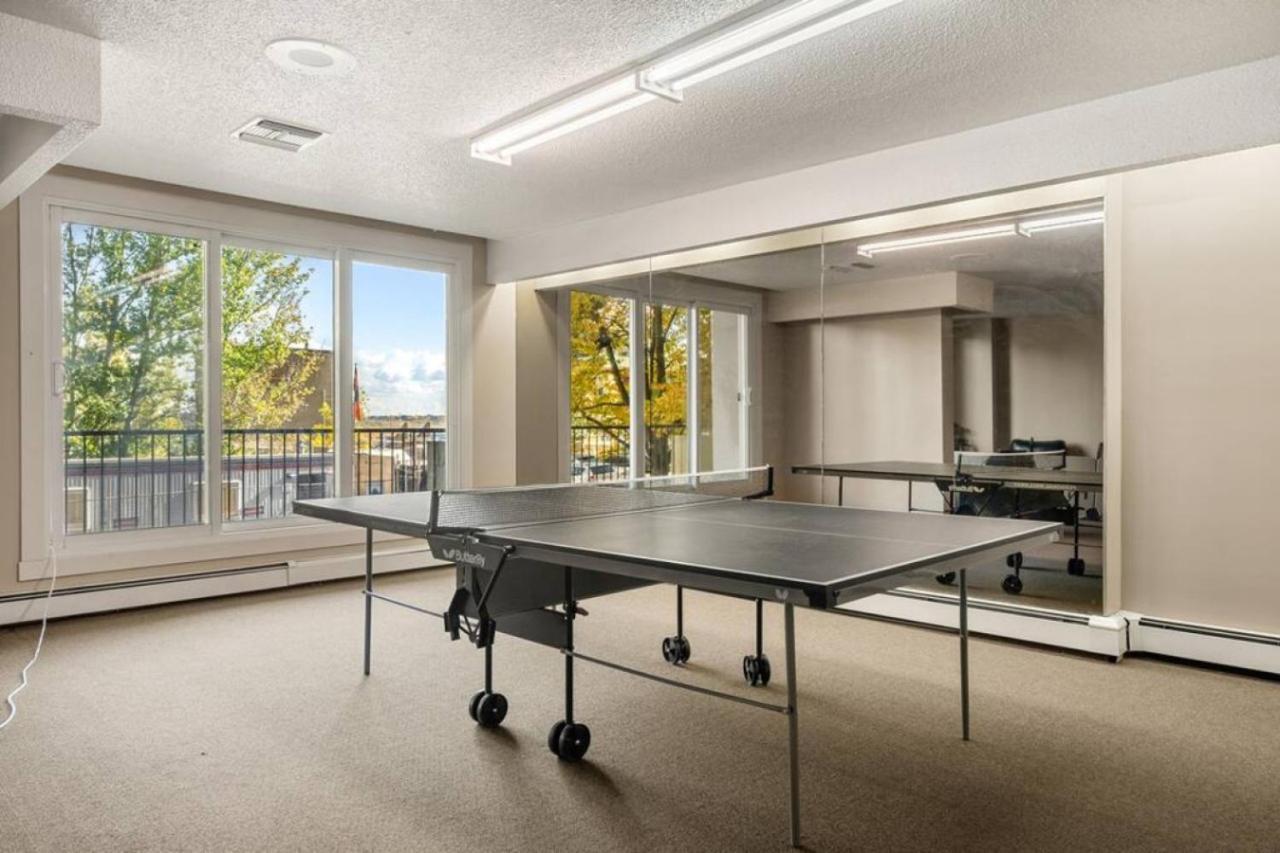 Apartament Prime Location Near Jasper Ave With Downtown Views, Netflix, Gym, Sauna, Sleeps 4 Edmonton Zewnętrze zdjęcie