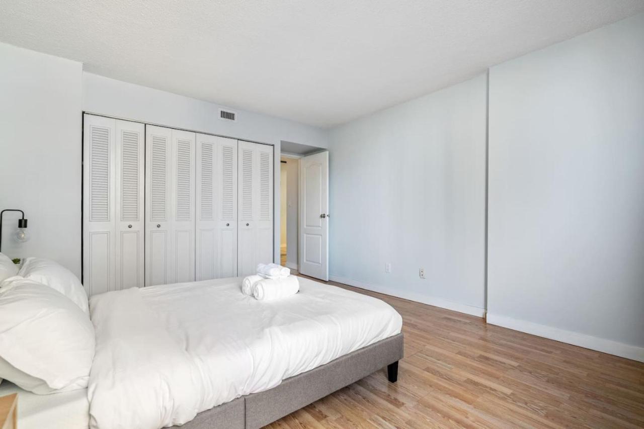 Apartament Prime Location Near Jasper Ave With Downtown Views, Netflix, Gym, Sauna, Sleeps 4 Edmonton Zewnętrze zdjęcie